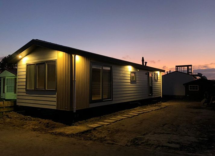 Cozy dining room in Chalet Bregkoog 262, De Koog, Texel, perfect for family dinners on the Wadden Islands.