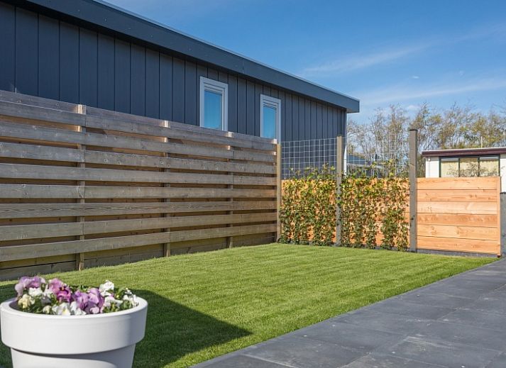 Cozy dining room in Chalet Bregkoog 262, De Koog, Texel, perfect for family dinners on the Wadden Islands.