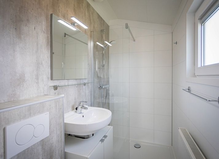 Cozy dining room in Chalet Bregkoog 262, De Koog, Texel, perfect for family dinners on the Wadden Islands.