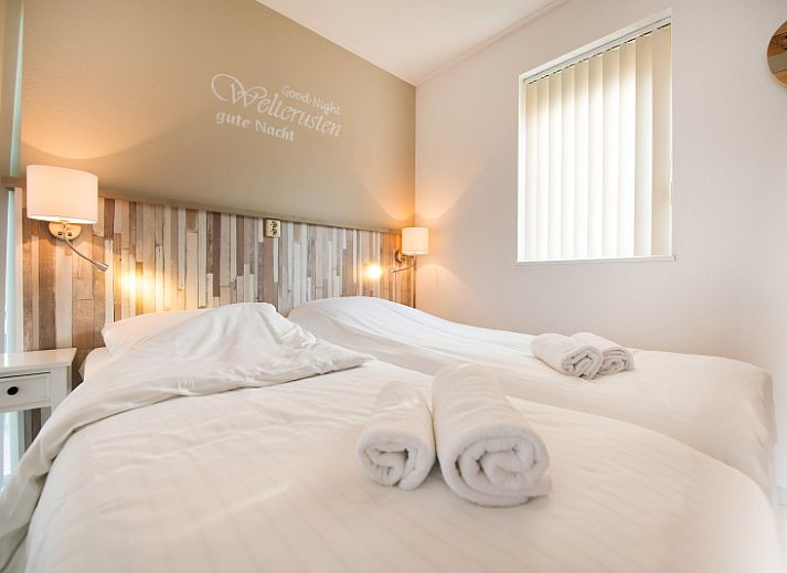 Villa 4 in De Koog Texel with sunny terrace and garden furniture, ideal vacation home on the Wadden Islands.