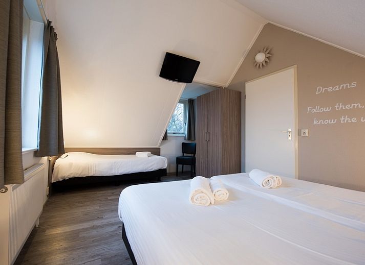 Modern shower in Villa 4, De Koog Texel, perfect vacation home for relaxation on the Wadden Islands.