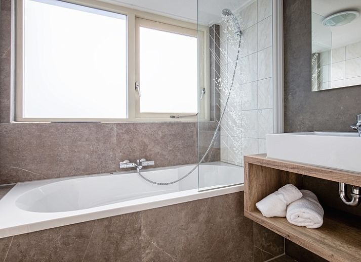 Modern shower in Villa 4, De Koog Texel, perfect vacation home for relaxation on the Wadden Islands.