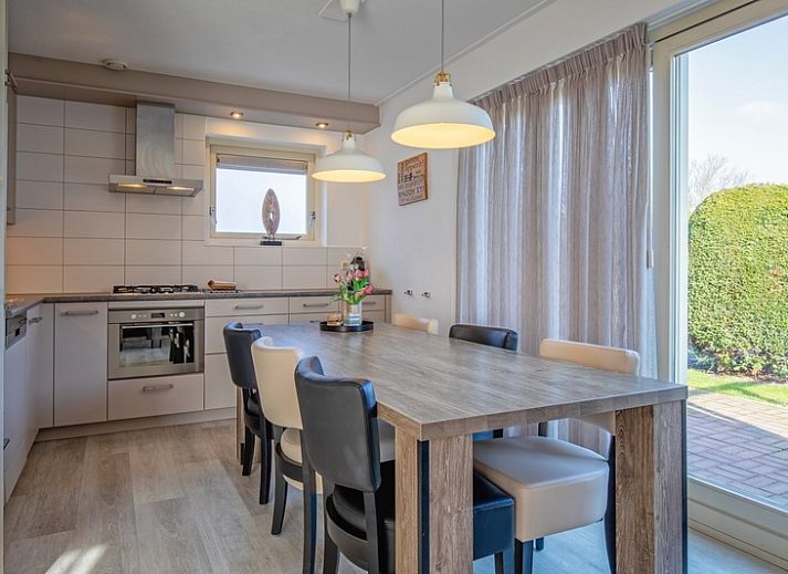 Modern shower in Villa 4, De Koog Texel, perfect vacation home for relaxation on the Wadden Islands.