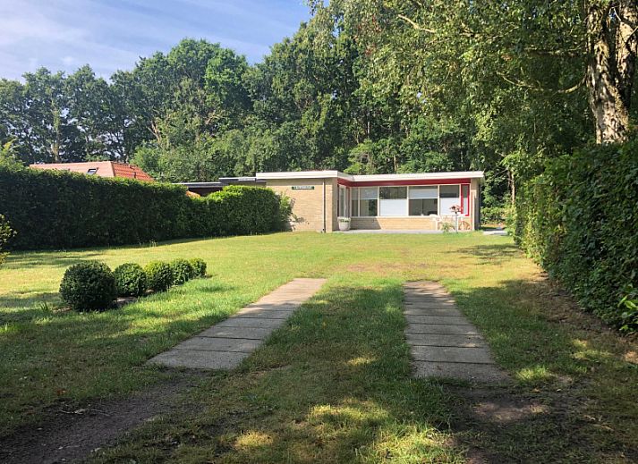 't Buitenhuisje in De Koog Texel, cozy living room of vacation home with modern furnishings and comfortable chairs.