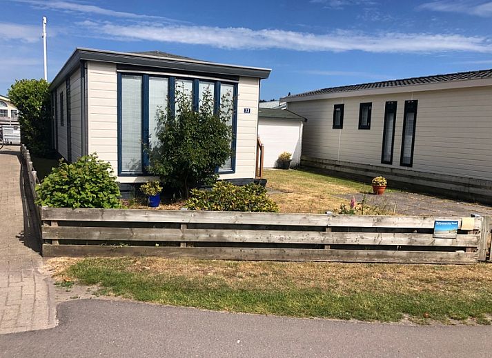 Chaletpark Bregkoog - Chalet Bregkoog 33, a charming vacation home in De Koog, Texel, with a cozy garden and wooden fence.