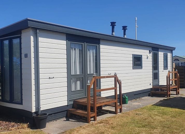 Chaletpark Bregkoog - Chalet Bregkoog 33, a charming vacation home in De Koog, Texel, with a cozy garden and wooden fence.