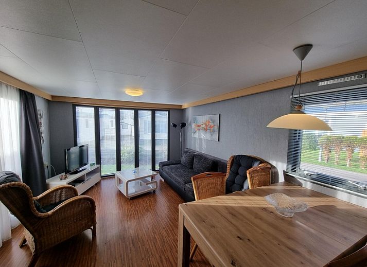 Chaletpark Bregkoog - Chalet Bregkoog 33, a charming vacation home in De Koog, Texel, with a cozy garden and wooden fence.