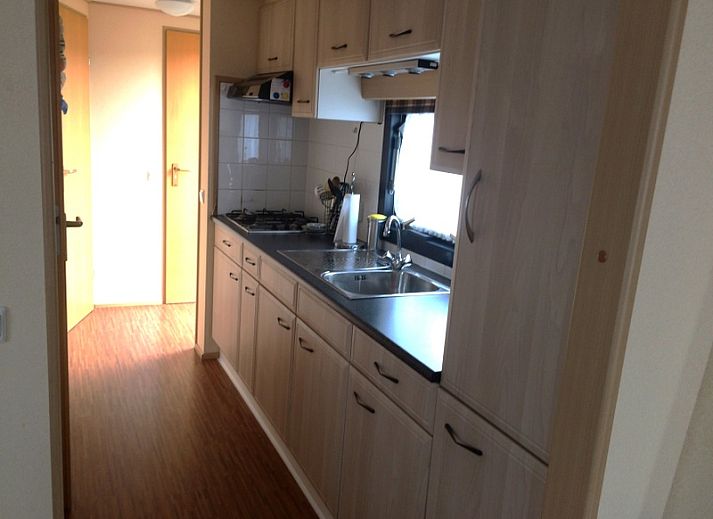 Rustic vacation home Chalet Bregkoog 33 on Chaletpark Bregkoog, located in picturesque De Koog, Texel, surrounded by greenery.