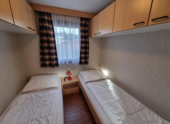 Rustic vacation home Chalet Bregkoog 33 on Chaletpark Bregkoog, located in picturesque De Koog, Texel, surrounded by greenery.