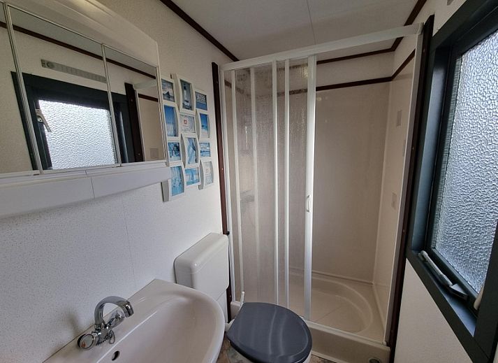 Rustic vacation home Chalet Bregkoog 33 on Chaletpark Bregkoog, located in picturesque De Koog, Texel, surrounded by greenery.