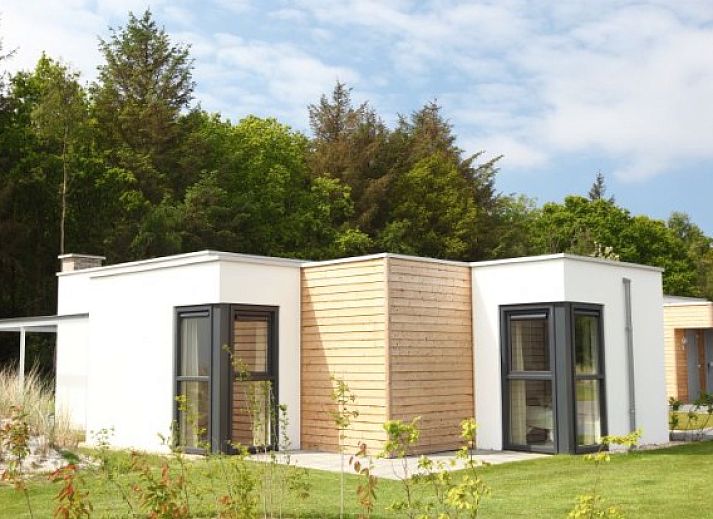 Modern vacation home at Kustpark houses in De Koog, Texel, surrounded by greenery for a relaxing stay on the Wadden Islands.