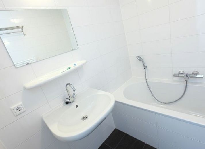 Modern vacation home at Kustpark houses in De Koog, Texel, surrounded by greenery for a relaxing stay on the Wadden Islands.