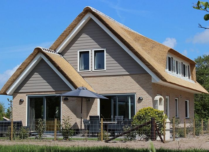 6-8 Pers.Wellness Landhuis in De Koog, Texel mit Reetdach und gruener Umgebung.