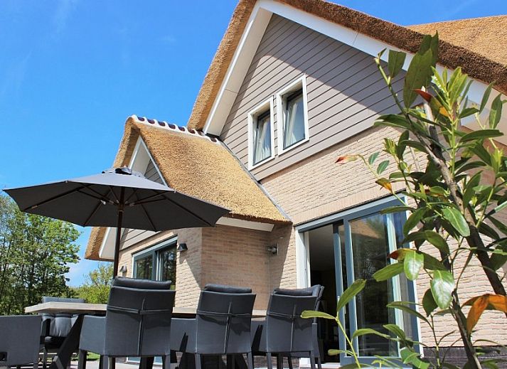 6-8 Pers.Wellness Landhuis in De Koog, Texel mit Reetdach und gruener Umgebung.