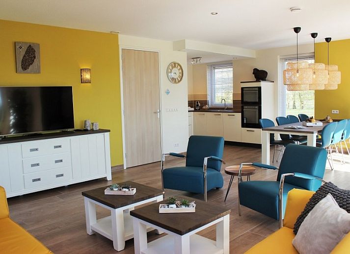 Seitenansicht des 6-8 Pers.Wellness Landhuis in De Koog, Texel, umgeben von Natur.