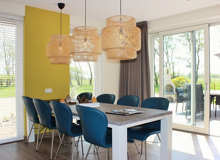 Seitenansicht des 6-8 Pers.Wellness Landhuis in De Koog, Texel, umgeben von Natur.