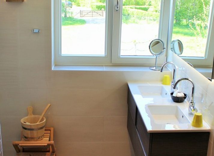 Geraeumige Terrasse mit Sitzgelegenheiten fuer 6-8 Personen. Wellness Landhuis in De Koog, Texel.