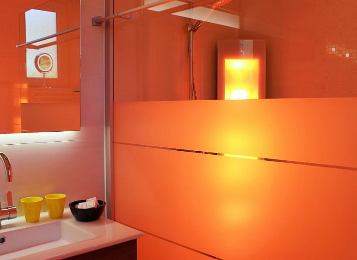 Geraeumige Terrasse mit Sitzgelegenheiten fuer 6-8 Personen. Wellness Landhuis in De Koog, Texel.