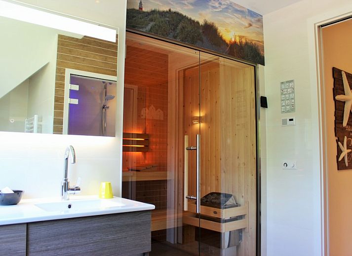 Wohnen im Freien bei 6-8 Pers. Wellness Landhuis in De Koog, Texel mit moderner Veranda.