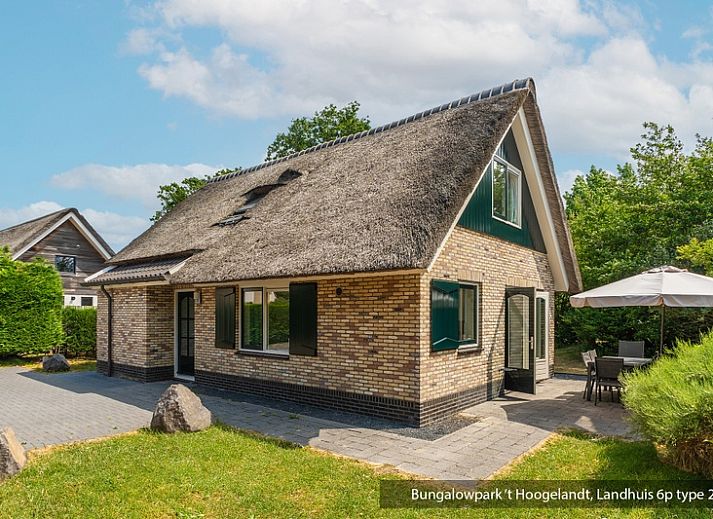Bungalowpark 't Hoogelandt vacation home in De Koog, Texel with thatched roof and sunny terrace.