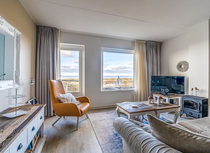 Gemuetliches Wohnzimmer im Appartement Juliana 116 Zeezicht, De Koog, Texel mit schoenem Meerblick.