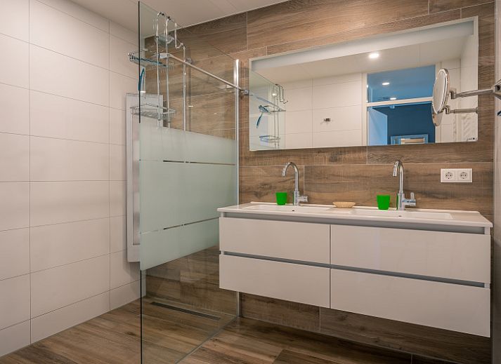 Gemuetliche Sitzecke im Apartment Juliana 116 Zeezicht, De Koog, Texel mit Panoramablick ueber das Wattenmeer.