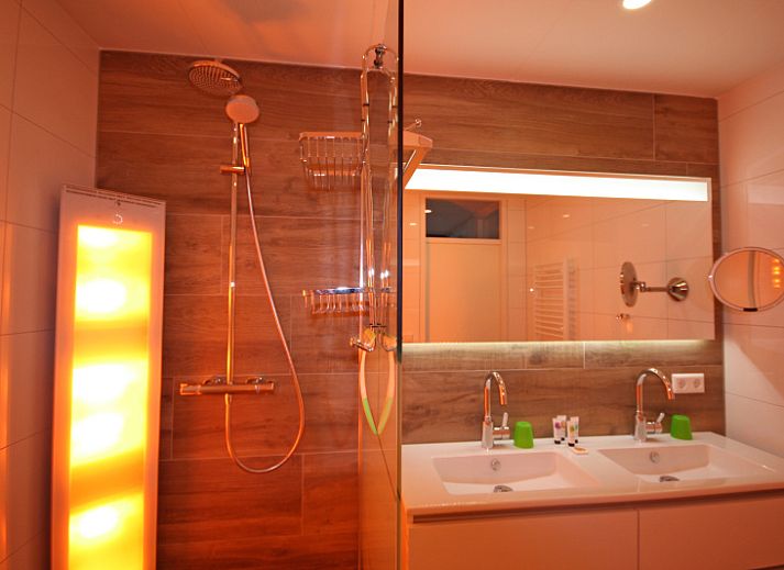 Stilvolle offene Kueche und Wohnzimmer im Apartment Juliana 116 Zeezicht, De Koog, Texel fuer einen entspannten Aufenthalt.