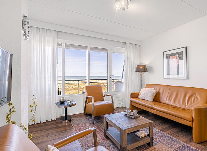 Apartment Juliana 154 Zeezicht in De Koog, Texel offers a bright living room with panoramic sea and nature views.