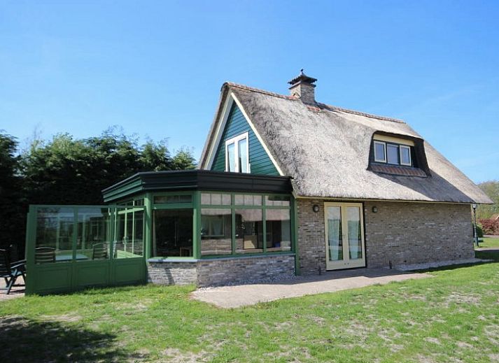 Guest house 01022526 - Holiday property Texel - 6 Persoons luxe villa met serre en sauna