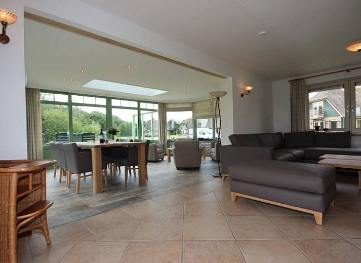 6-Personen-Villa mit viel Luxus, Ferienhaus in De Koog, Texel mit sonniger Terrasse und gruenem Garten.