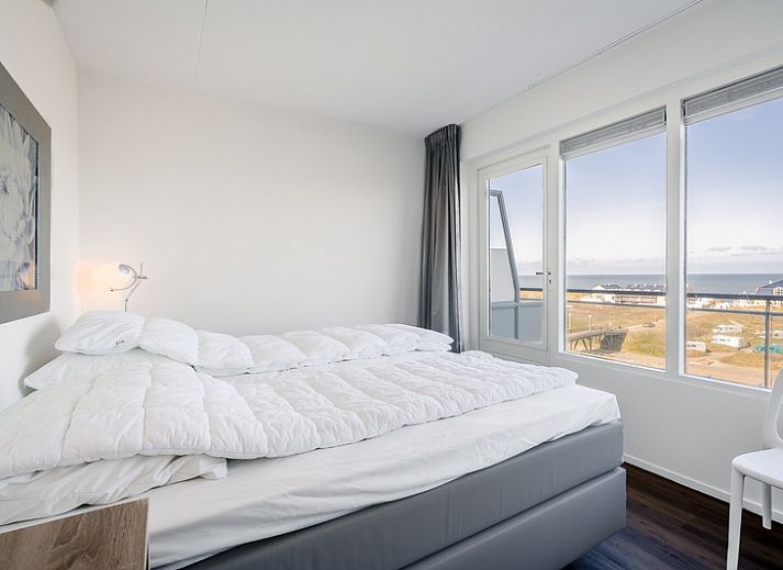 Apartment Juliana 154 Zeezicht in De Koog, Texel offers a bright living room with panoramic sea and nature views.