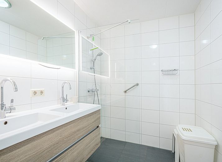 Apartment Juliana 154 Zeezicht in De Koog, Texel offers a bright living room with panoramic sea and nature views.