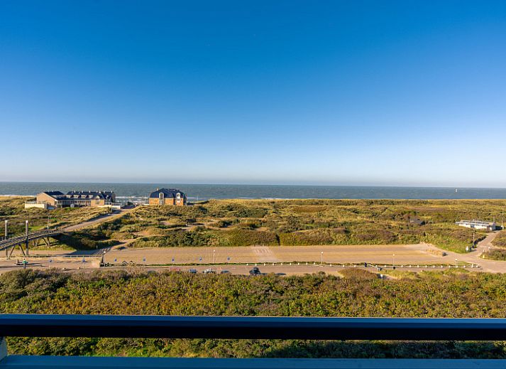 Second bedroom of Apartment Juliana 154 Zeezicht, De Koog, Texel with two single beds and attractive furnishings.