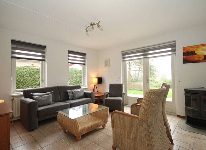 Vorderansicht der 6-Personen-Luxusvilla mit Sauna in De Koog, Texel, umgeben von viel Gruen.