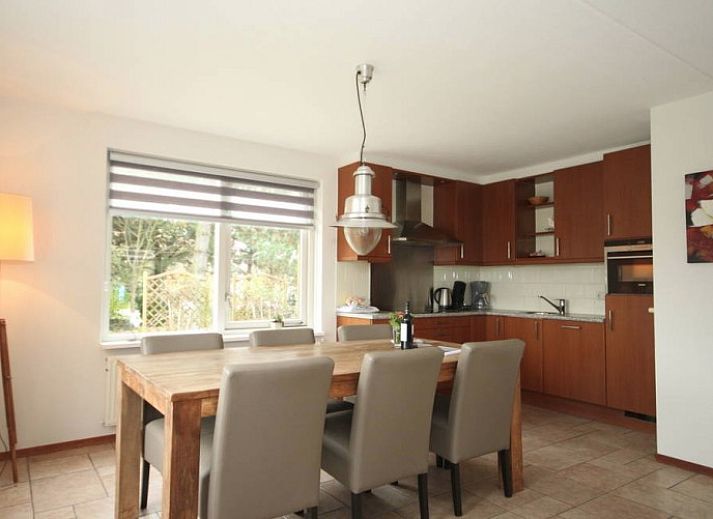 Vorderansicht der 6-Personen-Luxusvilla mit Sauna in De Koog, Texel, umgeben von viel Gruen.