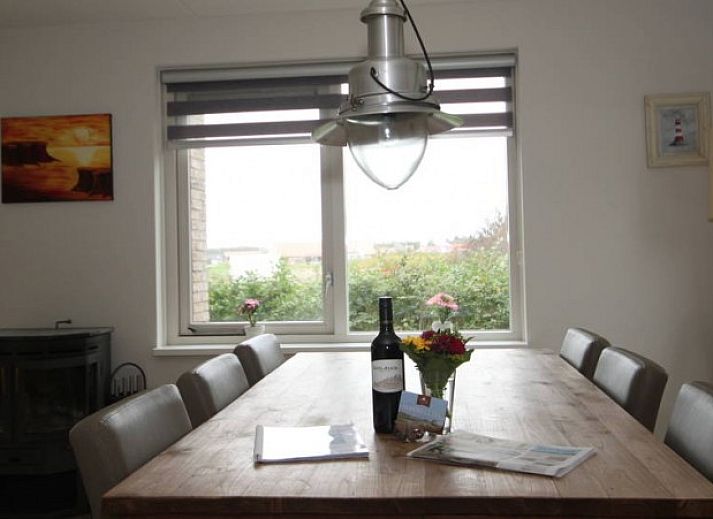 Vorderansicht der 6-Personen-Luxusvilla mit Sauna in De Koog, Texel, umgeben von viel Gruen.