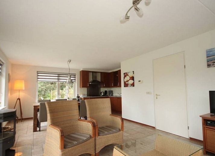 Gemuetliches Wohnzimmer der 6-Personen-Luxusvilla mit Sauna in De Koog, Texel, mit komfortabler Sitzecke.