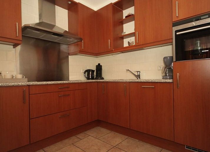 Gemuetliches Wohnzimmer der 6-Personen-Luxusvilla mit Sauna in De Koog, Texel, mit komfortabler Sitzecke.