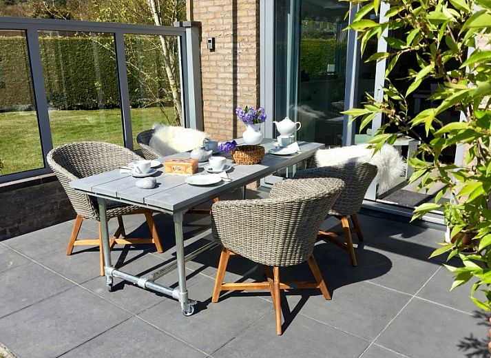 Gezellige keuken in Texel - Geniet ervan, bungalow Den Burg, Waddeneilanden, met moderne voorzieningen en eetruimte.