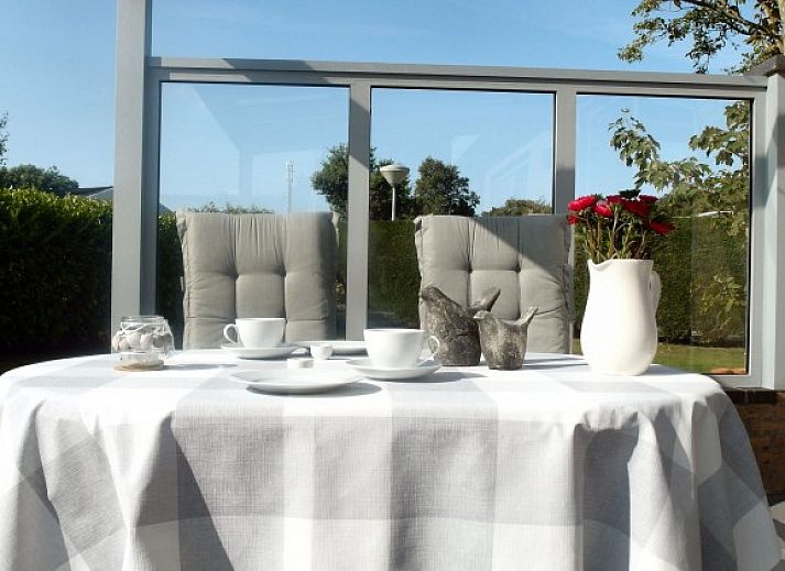 Gezellige keuken in Texel - Geniet ervan, bungalow Den Burg, Waddeneilanden, met moderne voorzieningen en eetruimte.