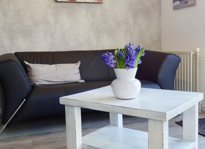 Gezellige keuken in Texel - Geniet ervan, bungalow Den Burg, Waddeneilanden, met moderne voorzieningen en eetruimte.