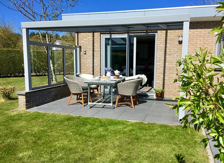 Gezellige keuken in Texel - Geniet ervan, bungalow Den Burg, Waddeneilanden, met moderne voorzieningen en eetruimte.