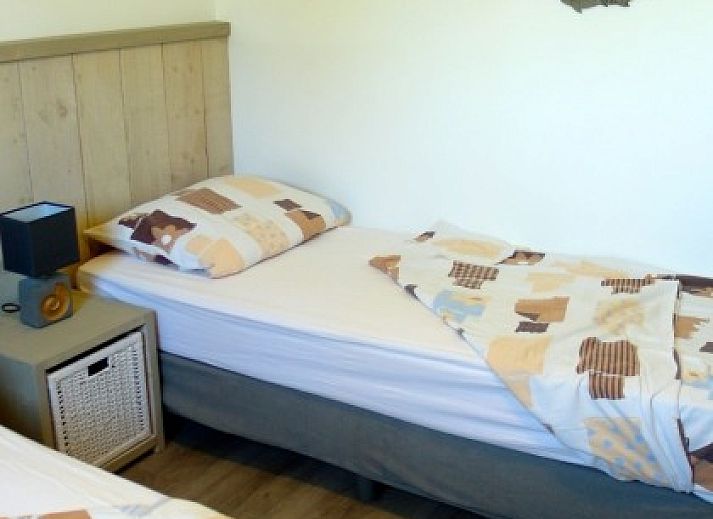 Buitenontbijt op het terras van Texel - Geniet ervan, bungalow in Den Burg, omgeven door natuur.