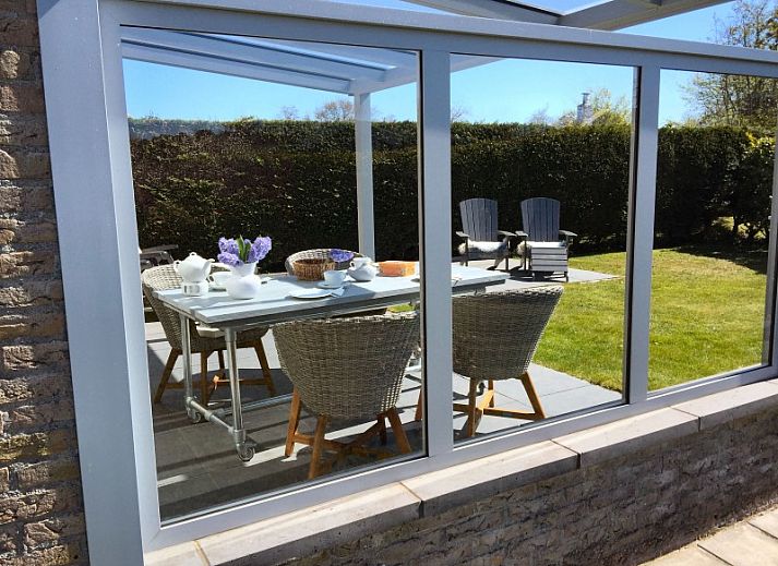 Buitenontbijt op het terras van Texel - Geniet ervan, bungalow in Den Burg, omgeven door natuur.