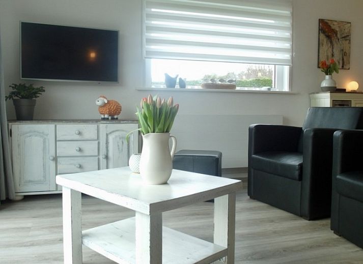 Buitenontbijt op het terras van Texel - Geniet ervan, bungalow in Den Burg, omgeven door natuur.