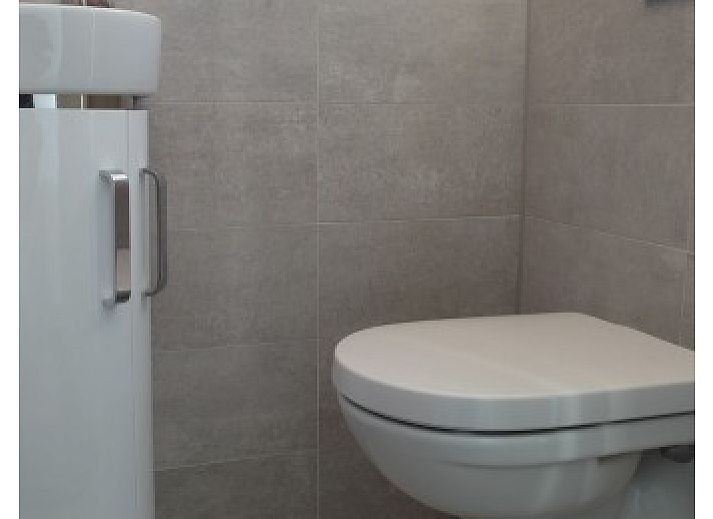 Buitenontbijt op het terras van Texel - Geniet ervan, bungalow in Den Burg, omgeven door natuur.