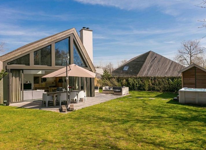 Duynzoom 1 whirlpool & Sauna vakantiehuis in De Koog Texel met ruime veranda en groene omgeving.