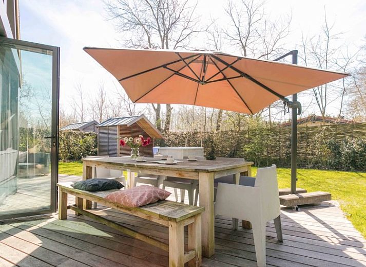 Duynzoom 1 whirlpool & Sauna vakantiehuis in De Koog Texel met ruime veranda en groene omgeving.