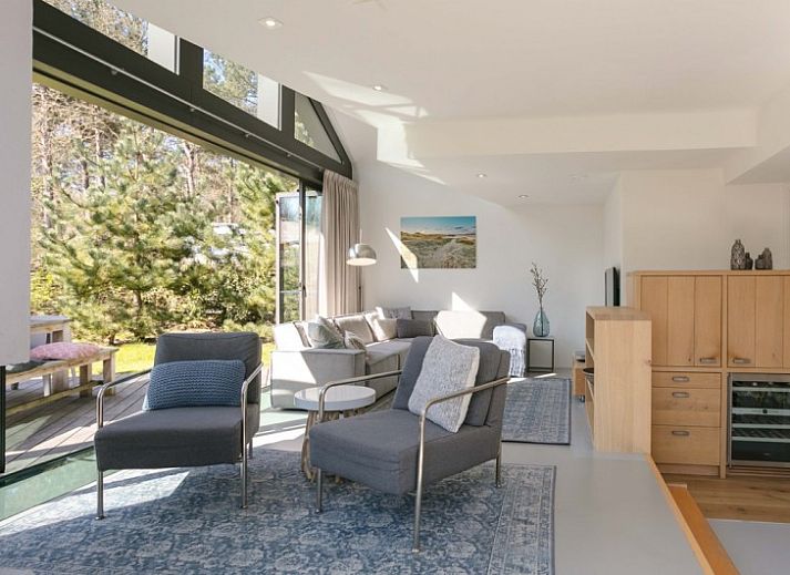 Uitgestrekt terras bij Duynzoom 1 whirlpool & Sauna vakantiehuis in De Koog Texel met prachtig uitzicht.