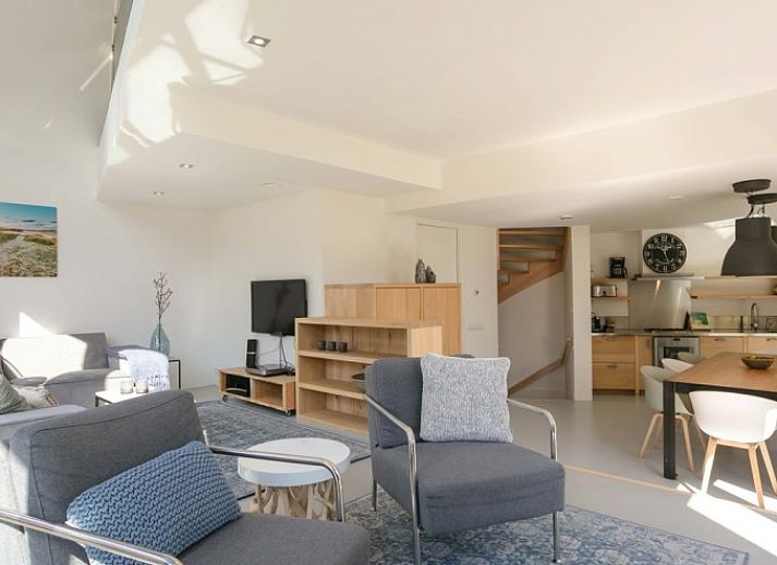 Uitgestrekt terras bij Duynzoom 1 whirlpool & Sauna vakantiehuis in De Koog Texel met prachtig uitzicht.